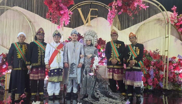 Sultan Palembang Darussalam Beri Gelar Adat Kehormatan Pada Pengatin Turki
