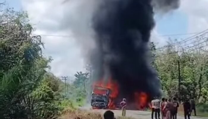 Bus ALS Tabrakan dengan Truk Tangki BBM di Muratara, 16 Orang Tewas Terbakar