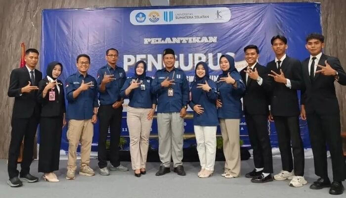 Dekan Ilmu Komunikasi Agus Srimudin Kukuhkan Pengurus HIMA dan UKM FIKOM USS, Dorong Prestasi Mahasiswa