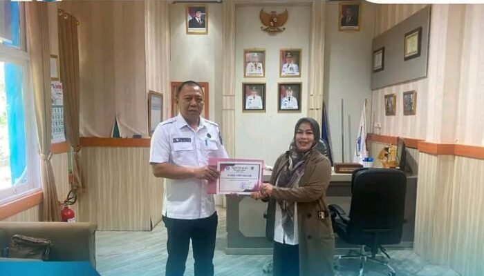 Wali Kota Pagar Alam Serahkan Penghargaan Sekolah Peduli Lingkungan