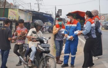 Respons Cepat Dampak Karhutla, PHE Jambi Merang Bagikan Masker ke Warga Sekitar